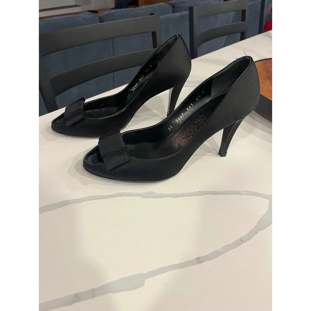 Vintage Salvatore Ferragamo Black Satin Peep Toe Bow Heels Size‎ 8.5 Italy Pumps